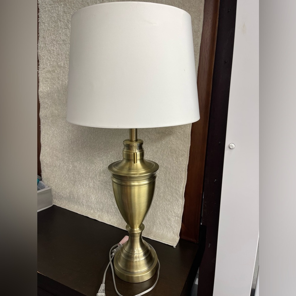 Beautiful Tall Brass Lamp with heavy duty pull chain 🔌
